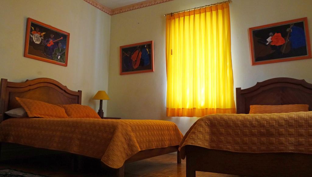 The Yellow House Quito Exterior photo