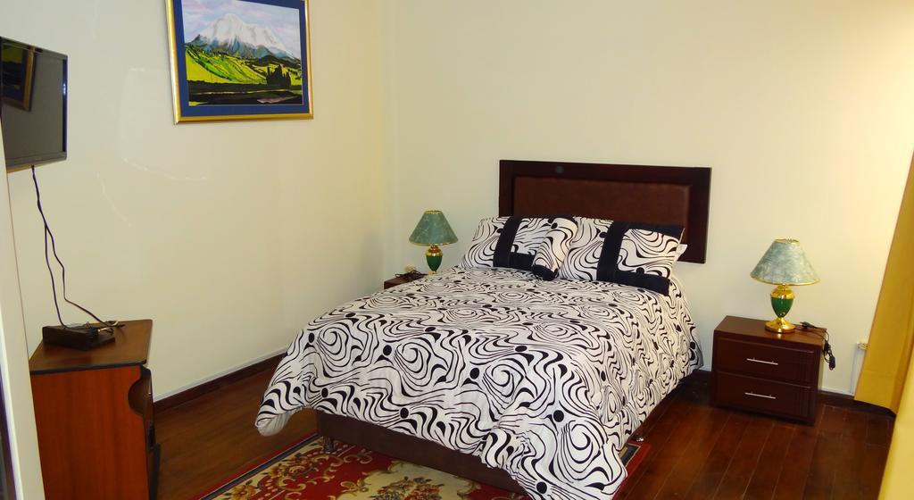 The Yellow House Quito Room photo