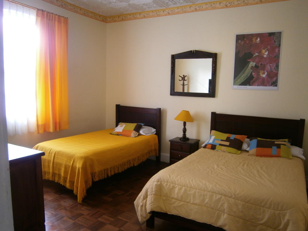 The Yellow House Quito Exterior photo