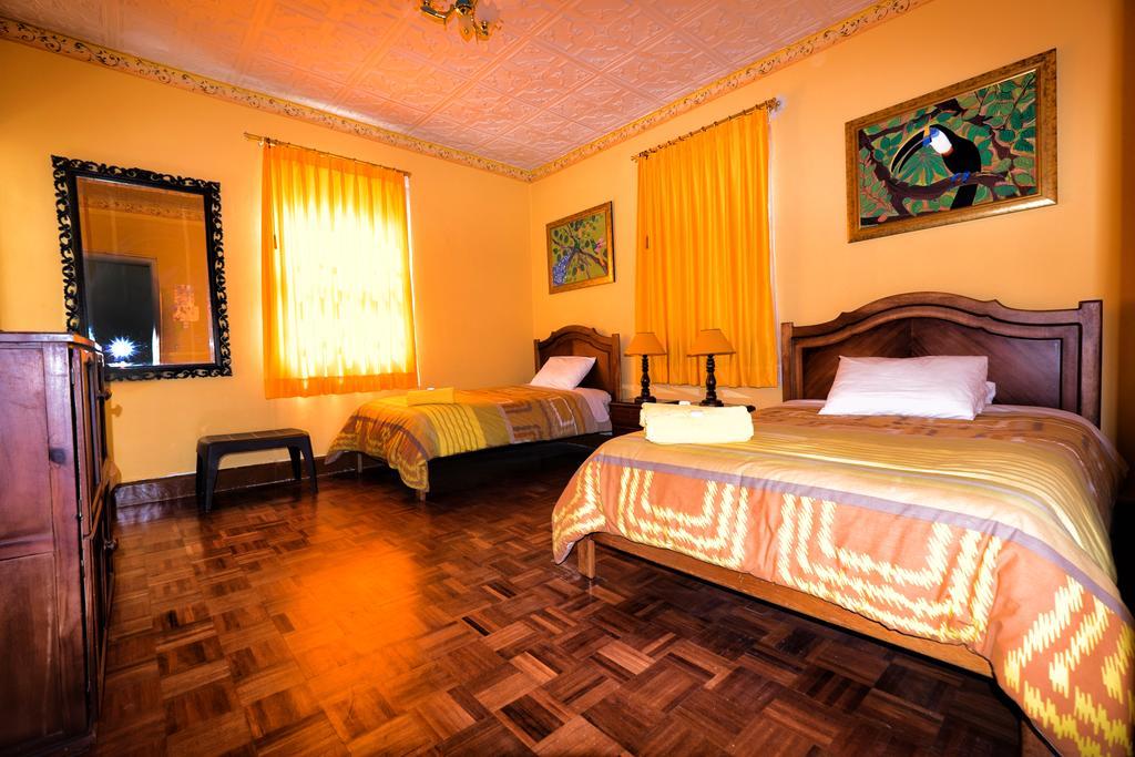 The Yellow House Quito Exterior photo